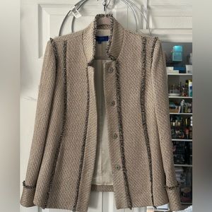 Liliu 48% wool , silk lined blazer . Size 6.